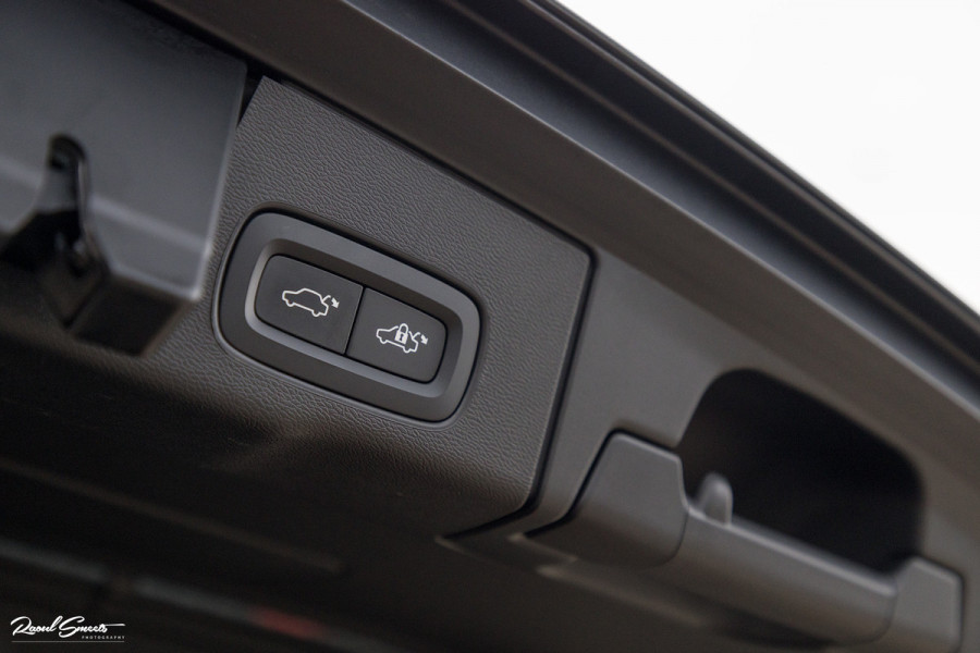 Volvo XC60 2.0 T8 Plug-in hybrid AWD Ultimate Dark | HEICO SPORTIV | Massage | Luchtvering | Panorama dak | Adaptieve cruise | 22 Inch |