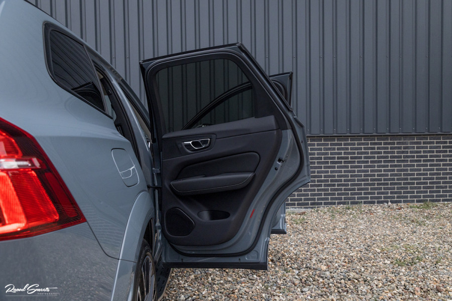 Volvo XC60 2.0 T8 Plug-in hybrid AWD Ultimate Dark | HEICO SPORTIV | Massage | Luchtvering | Panorama dak | Adaptieve cruise | 22 Inch |