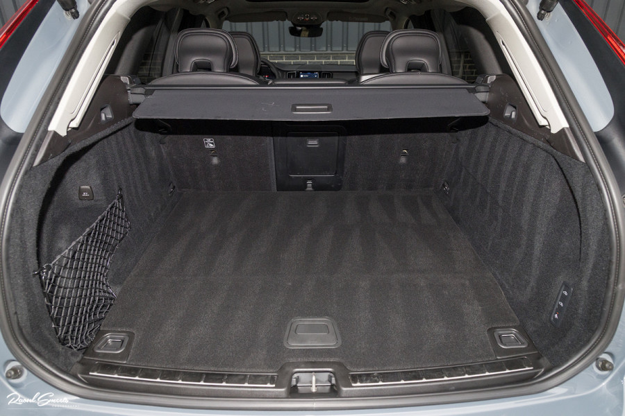 Volvo XC60 2.0 T8 Plug-in hybrid AWD Ultimate Dark | HEICO SPORTIV | Massage | Luchtvering | Panorama dak | Adaptieve cruise | 22 Inch |