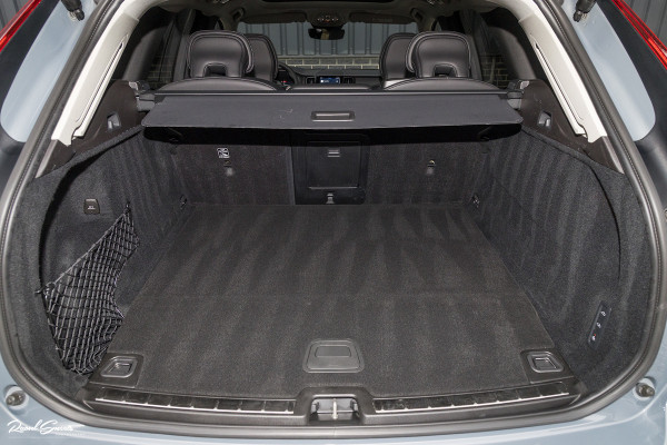 Volvo XC60 2.0 T8 Plug-in hybrid AWD Ultimate Dark | HEICO SPORTIV | Massage | Luchtvering | Panorama dak | Adaptieve cruise | 22 Inch |