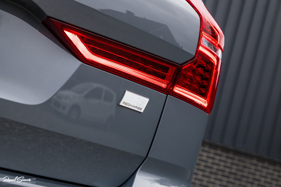 Volvo XC60 2.0 T8 Plug-in hybrid AWD Ultimate Dark | HEICO SPORTIV | Massage | Luchtvering | Panorama dak | Adaptieve cruise | 22 Inch |
