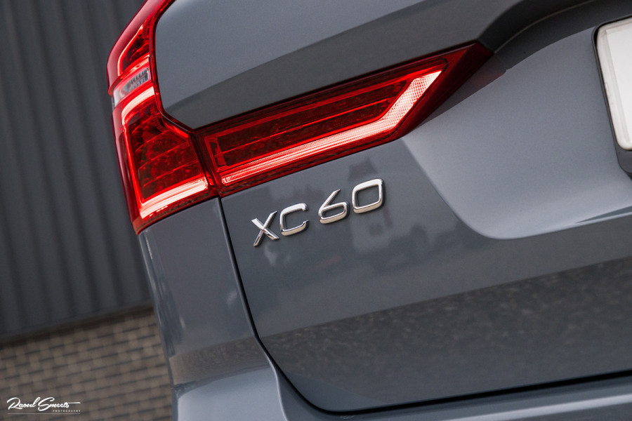 Volvo XC60 2.0 T8 Plug-in hybrid AWD Ultimate Dark | HEICO SPORTIV | Massage | Luchtvering | Panorama dak | Adaptieve cruise | 22 Inch |