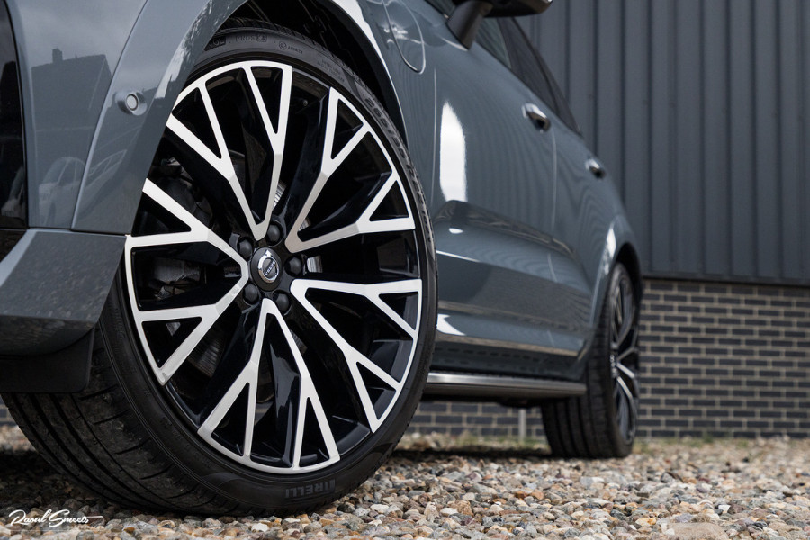 Volvo XC60 2.0 T8 Plug-in hybrid AWD Ultimate Dark | HEICO SPORTIV | Massage | Luchtvering | Panorama dak | Adaptieve cruise | 22 Inch |