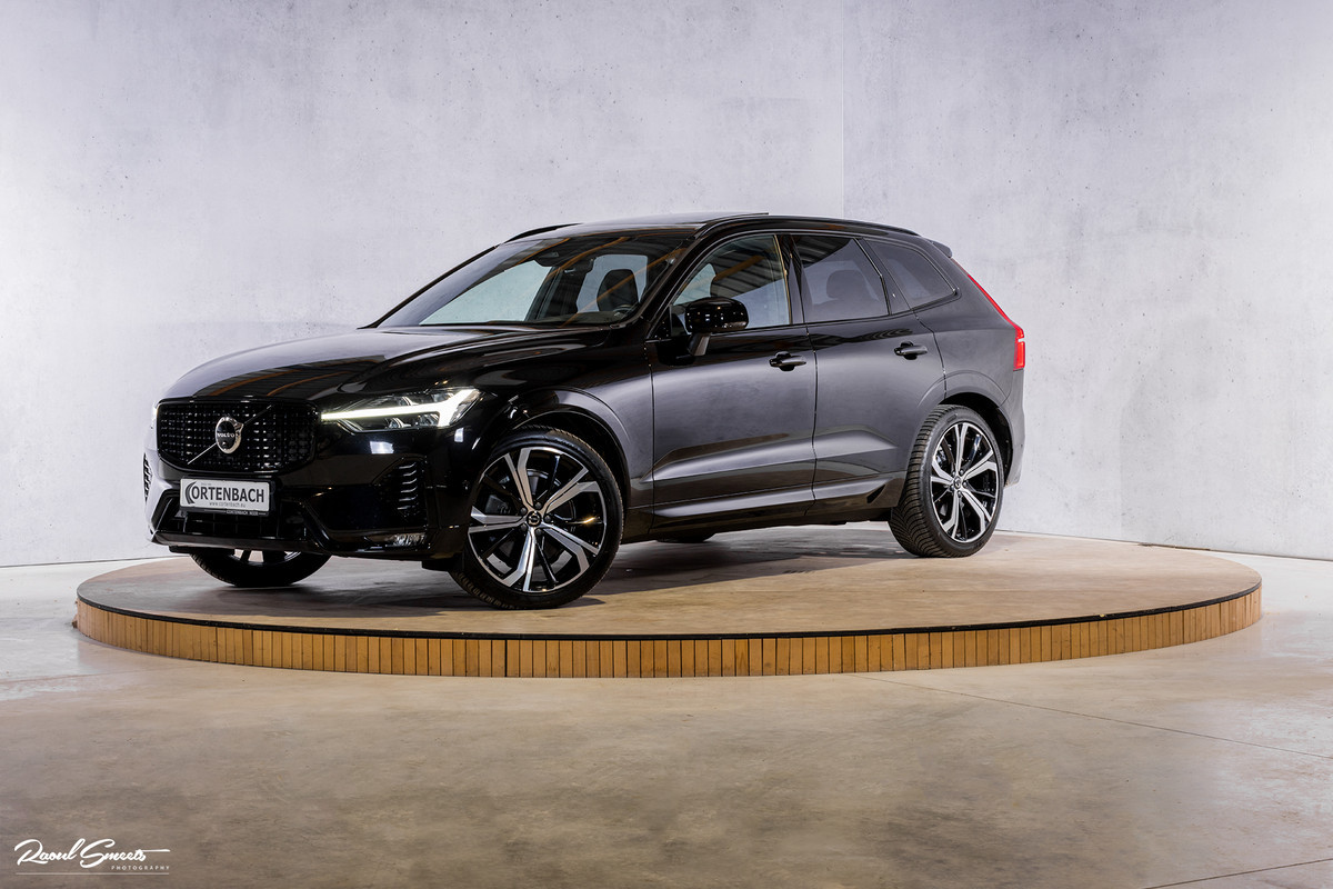 Volvo XC60 B5 Ultimate Dark | Luchtvering | Panorama dak | Harman Kardon | Adaptieve cruise |
