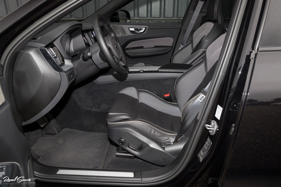 Volvo XC60 B5 Ultimate Dark | Luchtvering | Panorama dak | Harman Kardon | Adaptieve cruise |