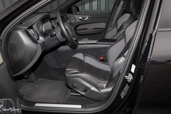 Volvo XC60 B5 Ultimate Dark | Luchtvering | Panorama dak | Harman Kardon | Adaptieve cruise |