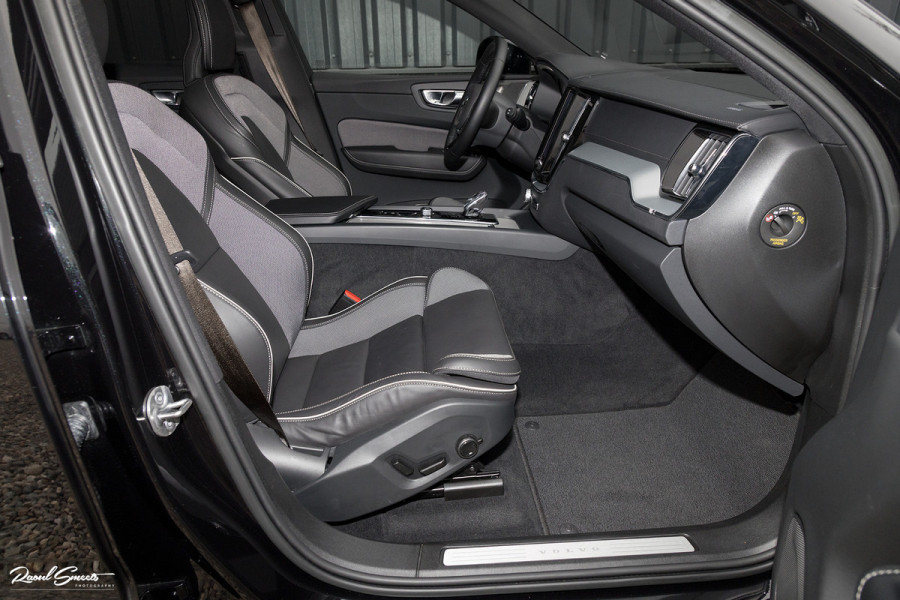 Volvo XC60 B5 Ultimate Dark | Luchtvering | Panorama dak | Harman Kardon | Adaptieve cruise |