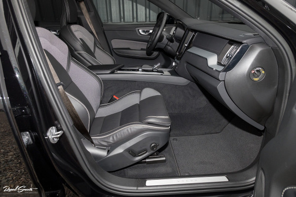 Volvo XC60 B5 Ultimate Dark | Luchtvering | Panorama dak | Harman Kardon | Adaptieve cruise |