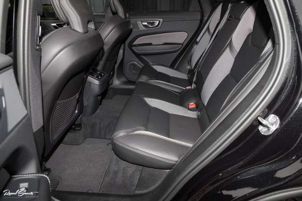 Volvo XC60 B5 Ultimate Dark | Luchtvering | Panorama dak | Harman Kardon | Adaptieve cruise |