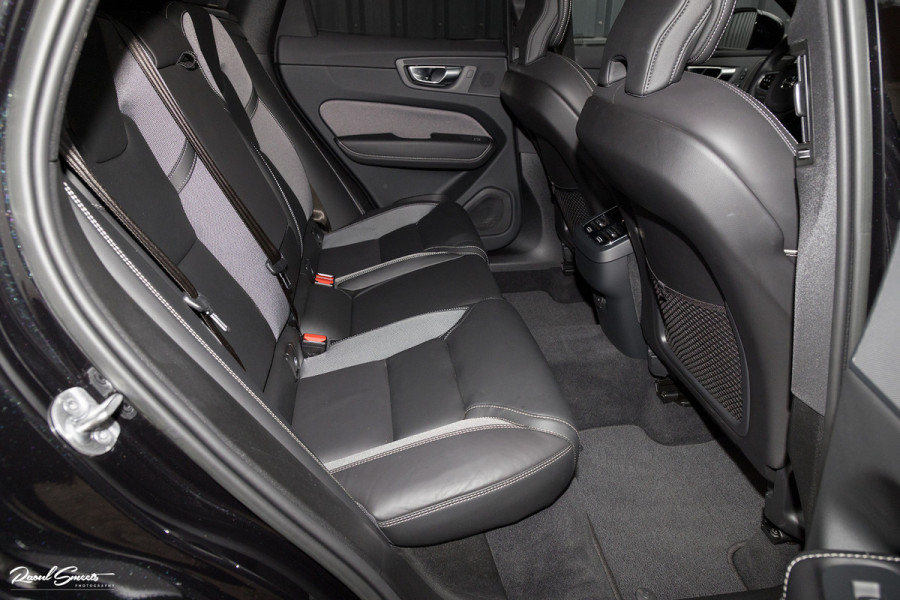 Volvo XC60 B5 Ultimate Dark | Luchtvering | Panorama dak | Harman Kardon | Adaptieve cruise |