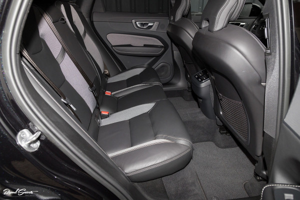Volvo XC60 B5 Ultimate Dark | Luchtvering | Panorama dak | Harman Kardon | Adaptieve cruise |