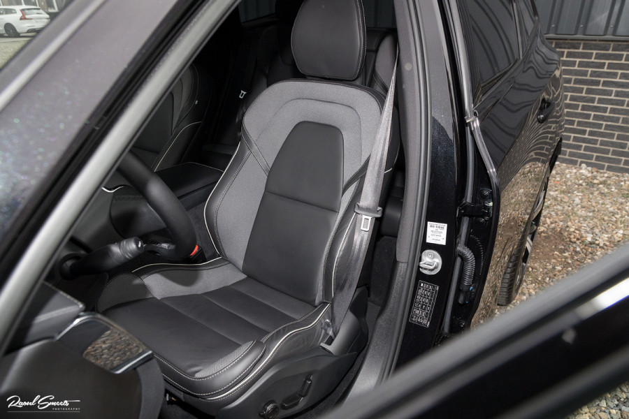 Volvo XC60 B5 Ultimate Dark | Luchtvering | Panorama dak | Harman Kardon | Adaptieve cruise |