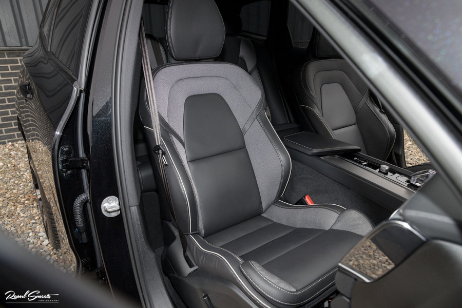Volvo XC60 B5 Ultimate Dark | Luchtvering | Panorama dak | Harman Kardon | Adaptieve cruise |