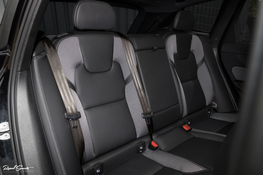 Volvo XC60 B5 Ultimate Dark | Luchtvering | Panorama dak | Harman Kardon | Adaptieve cruise |