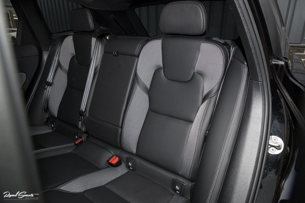 Volvo XC60 B5 Ultimate Dark | Luchtvering | Panorama dak | Harman Kardon | Adaptieve cruise |