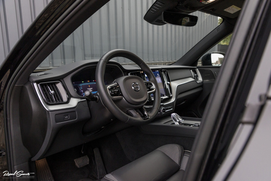 Volvo XC60 B5 Ultimate Dark | Luchtvering | Panorama dak | Harman Kardon | Adaptieve cruise |