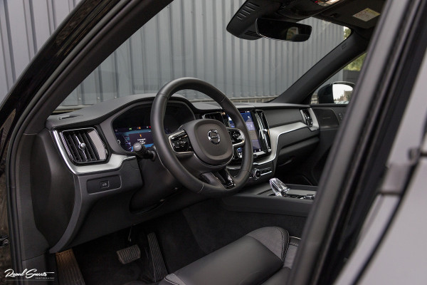 Volvo XC60 B5 Ultimate Dark | Luchtvering | Panorama dak | Harman Kardon | Adaptieve cruise |