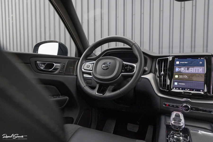 Volvo XC60 B5 Ultimate Dark | Luchtvering | Panorama dak | Harman Kardon | Adaptieve cruise |