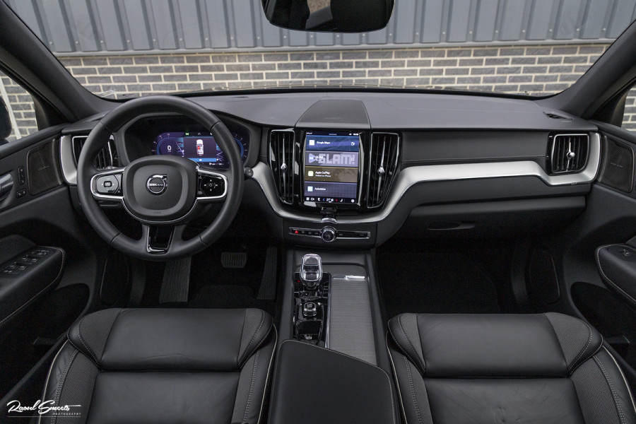 Volvo XC60 B5 Ultimate Dark | Luchtvering | Panorama dak | Harman Kardon | Adaptieve cruise |