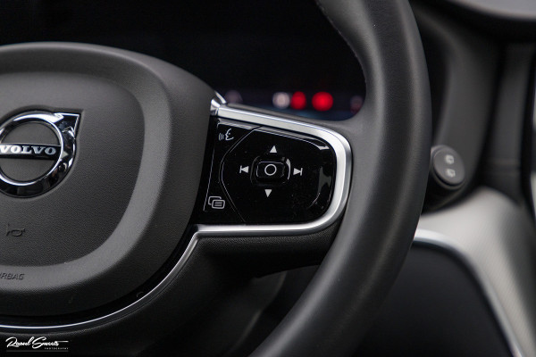 Volvo XC60 B5 Ultimate Dark | Luchtvering | Panorama dak | Harman Kardon | Adaptieve cruise |