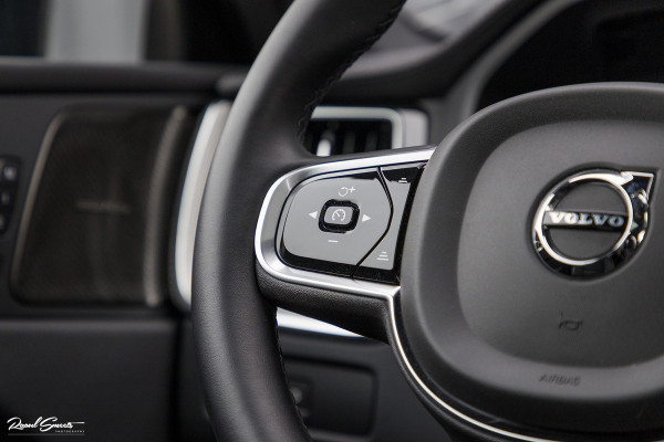 Volvo XC60 B5 Ultimate Dark | Luchtvering | Panorama dak | Harman Kardon | Adaptieve cruise |