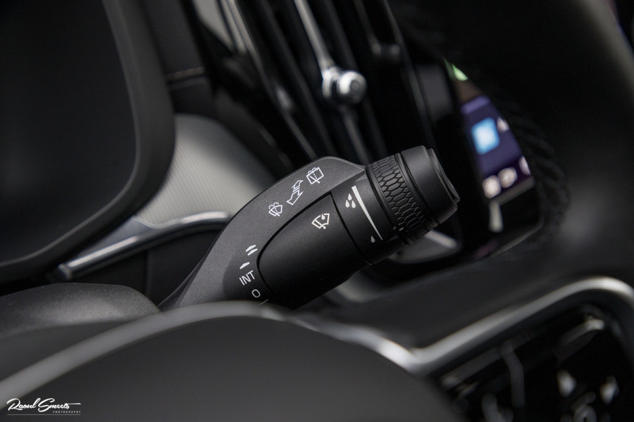 Volvo XC60 B5 Ultimate Dark | Luchtvering | Panorama dak | Harman Kardon | Adaptieve cruise |
