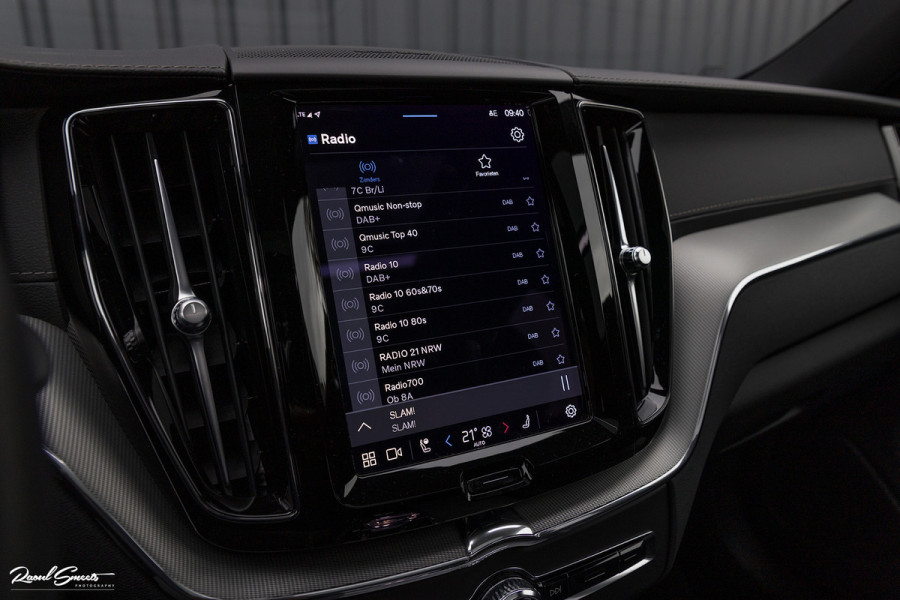 Volvo XC60 B5 Ultimate Dark | Luchtvering | Panorama dak | Harman Kardon | Adaptieve cruise |