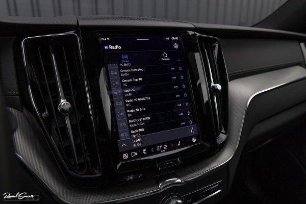 Volvo XC60 B5 Ultimate Dark | Luchtvering | Panorama dak | Harman Kardon | Adaptieve cruise |
