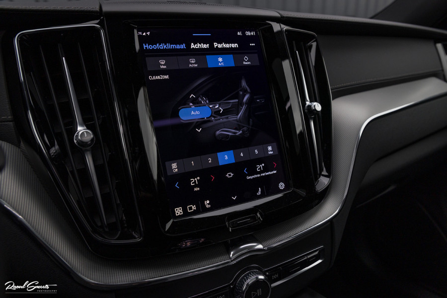 Volvo XC60 B5 Ultimate Dark | Luchtvering | Panorama dak | Harman Kardon | Adaptieve cruise |