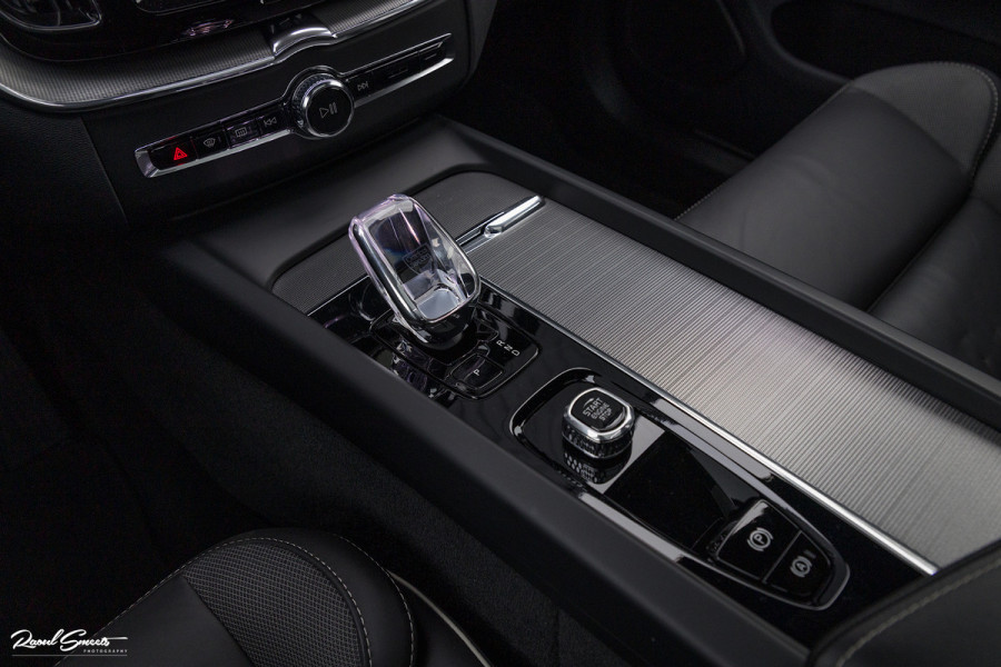 Volvo XC60 B5 Ultimate Dark | Luchtvering | Panorama dak | Harman Kardon | Adaptieve cruise |