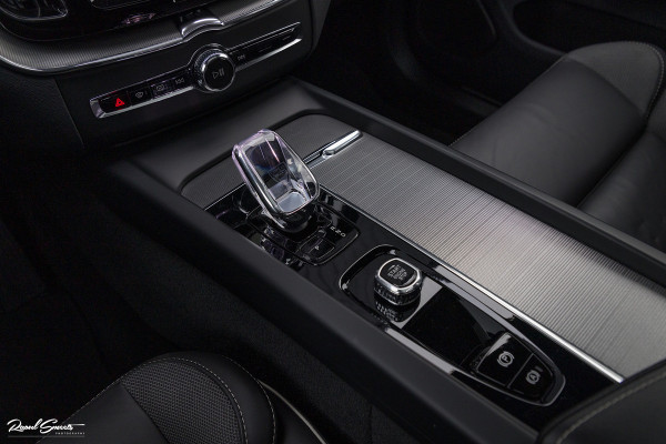 Volvo XC60 B5 Ultimate Dark | Luchtvering | Panorama dak | Harman Kardon | Adaptieve cruise |