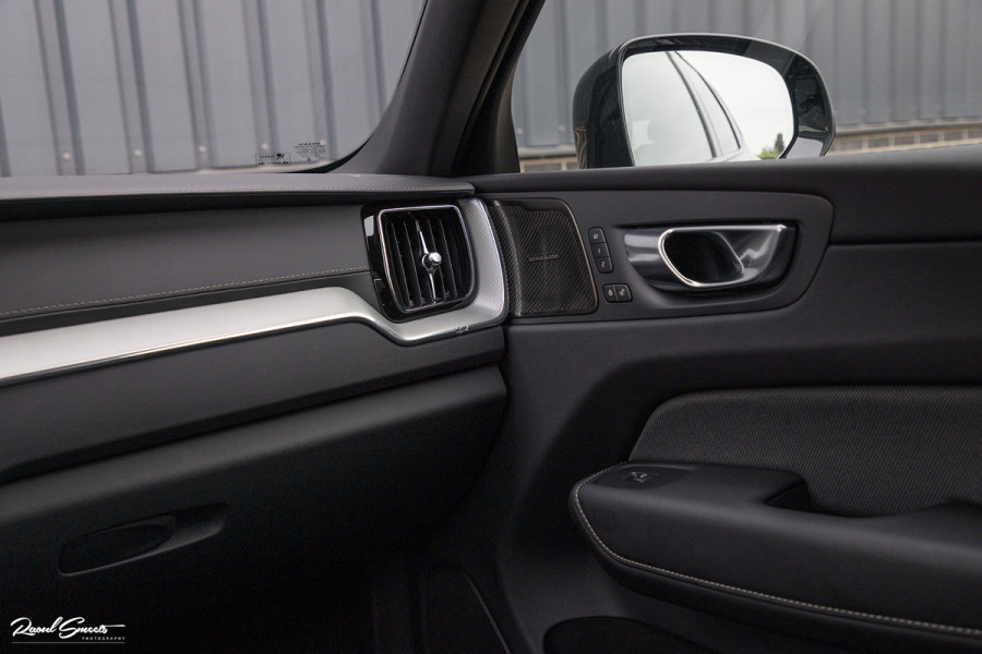 Volvo XC60 B5 Ultimate Dark | Luchtvering | Panorama dak | Harman Kardon | Adaptieve cruise |