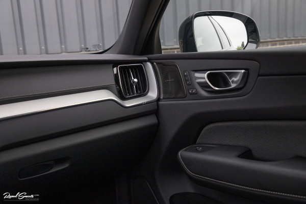Volvo XC60 B5 Ultimate Dark | Luchtvering | Panorama dak | Harman Kardon | Adaptieve cruise |