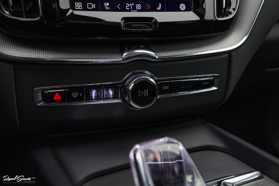 Volvo XC60 B5 Ultimate Dark | Luchtvering | Panorama dak | Harman Kardon | Adaptieve cruise |