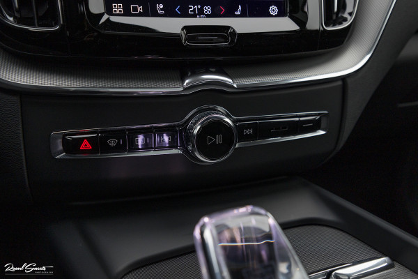 Volvo XC60 B5 Ultimate Dark | Luchtvering | Panorama dak | Harman Kardon | Adaptieve cruise |