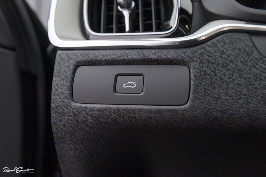 Volvo XC60 B5 Ultimate Dark | Luchtvering | Panorama dak | Harman Kardon | Adaptieve cruise |