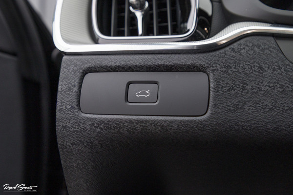Volvo XC60 B5 Ultimate Dark | Luchtvering | Panorama dak | Harman Kardon | Adaptieve cruise |