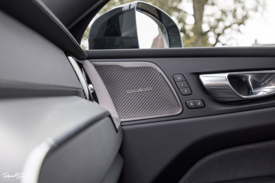 Volvo XC60 B5 Ultimate Dark | Luchtvering | Panorama dak | Harman Kardon | Adaptieve cruise |