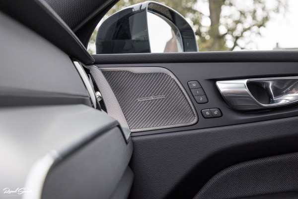 Volvo XC60 B5 Ultimate Dark | Luchtvering | Panorama dak | Harman Kardon | Adaptieve cruise |