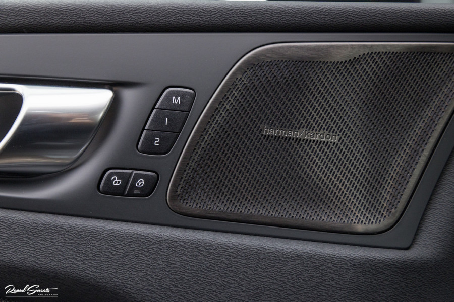 Volvo XC60 B5 Ultimate Dark | Luchtvering | Panorama dak | Harman Kardon | Adaptieve cruise |