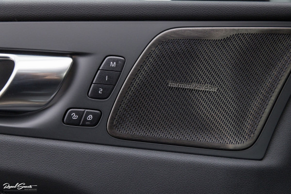 Volvo XC60 B5 Ultimate Dark | Luchtvering | Panorama dak | Harman Kardon | Adaptieve cruise |