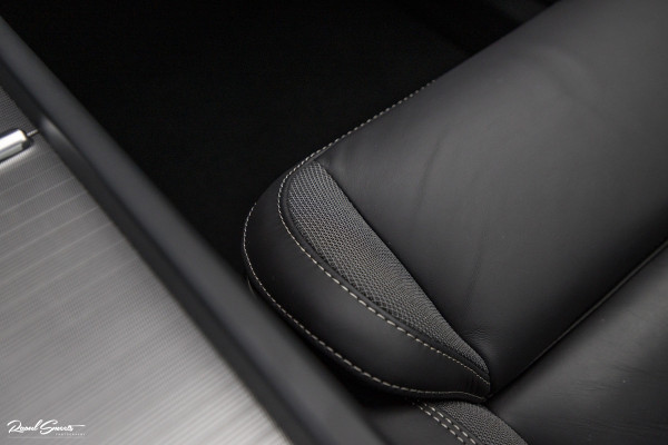 Volvo XC60 B5 Ultimate Dark | Luchtvering | Panorama dak | Harman Kardon | Adaptieve cruise |
