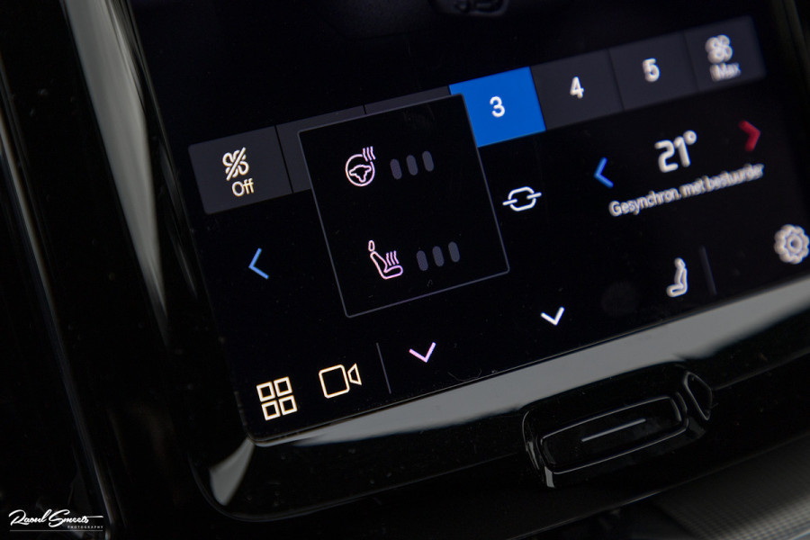 Volvo XC60 B5 Ultimate Dark | Luchtvering | Panorama dak | Harman Kardon | Adaptieve cruise |