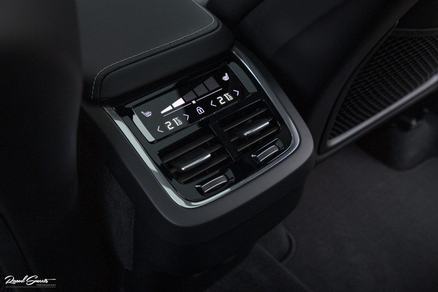 Volvo XC60 B5 Ultimate Dark | Luchtvering | Panorama dak | Harman Kardon | Adaptieve cruise |