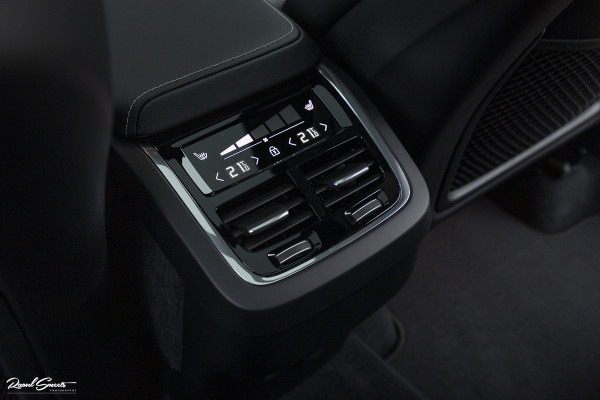 Volvo XC60 B5 Ultimate Dark | Luchtvering | Panorama dak | Harman Kardon | Adaptieve cruise |