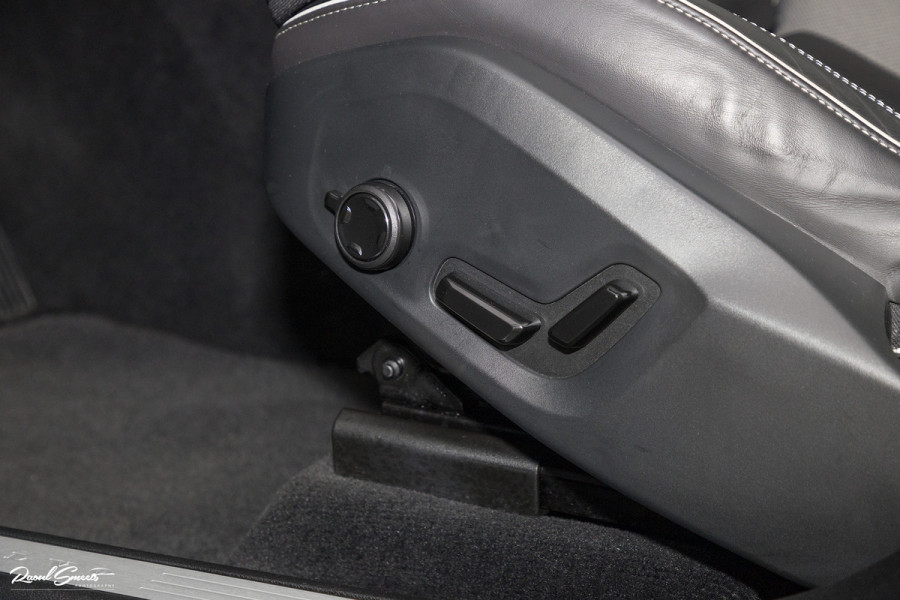 Volvo XC60 B5 Ultimate Dark | Luchtvering | Panorama dak | Harman Kardon | Adaptieve cruise |