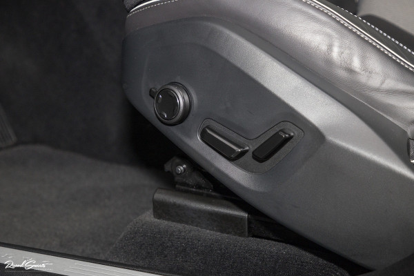 Volvo XC60 B5 Ultimate Dark | Luchtvering | Panorama dak | Harman Kardon | Adaptieve cruise |
