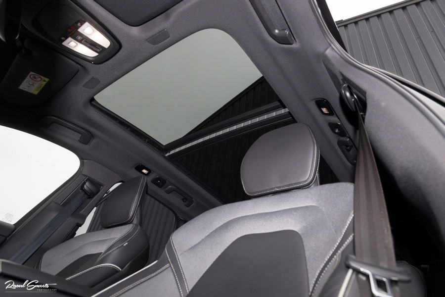Volvo XC60 B5 Ultimate Dark | Luchtvering | Panorama dak | Harman Kardon | Adaptieve cruise |