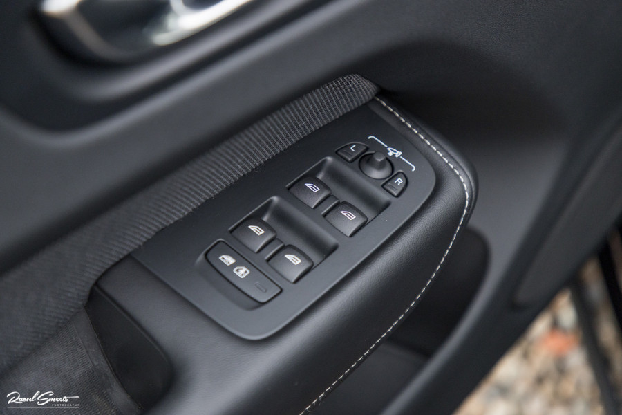 Volvo XC60 B5 Ultimate Dark | Luchtvering | Panorama dak | Harman Kardon | Adaptieve cruise |