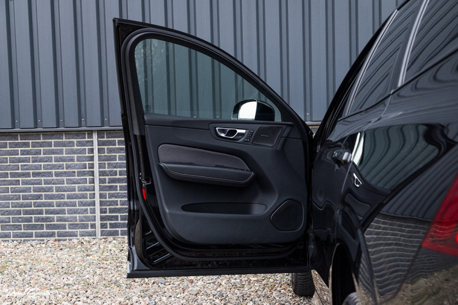 Volvo XC60 B5 Ultimate Dark | Luchtvering | Panorama dak | Harman Kardon | Adaptieve cruise |
